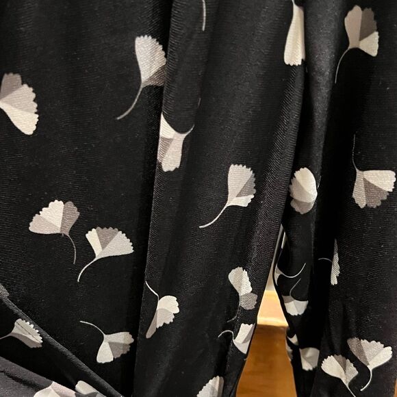 EUC Anne Klein Black Floral Wrap Dress Size 8 #069 - Picture 3 of 6